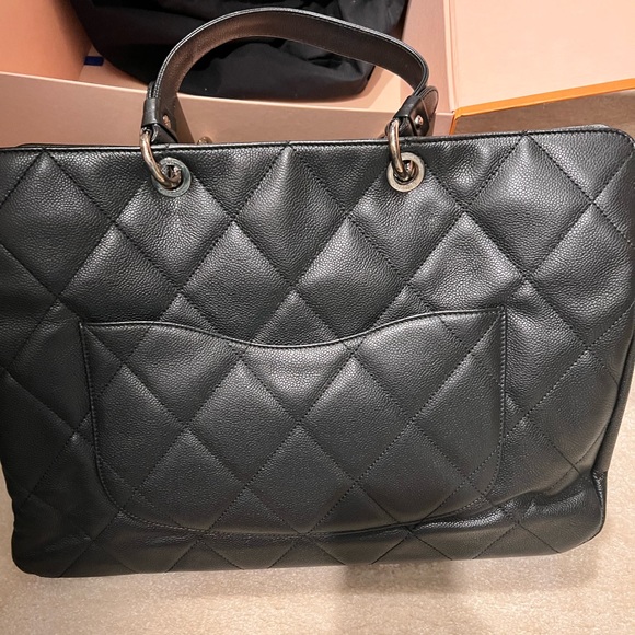 Authentic Chanel XL bag. Excellent condition. - Picture 2 of 4